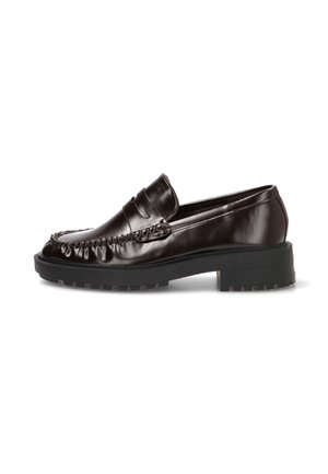 Mocasín de cuero marrón oscuro con costura moc toe y suela gruesa de goma negra, vista lateral sobre fondo blanco.