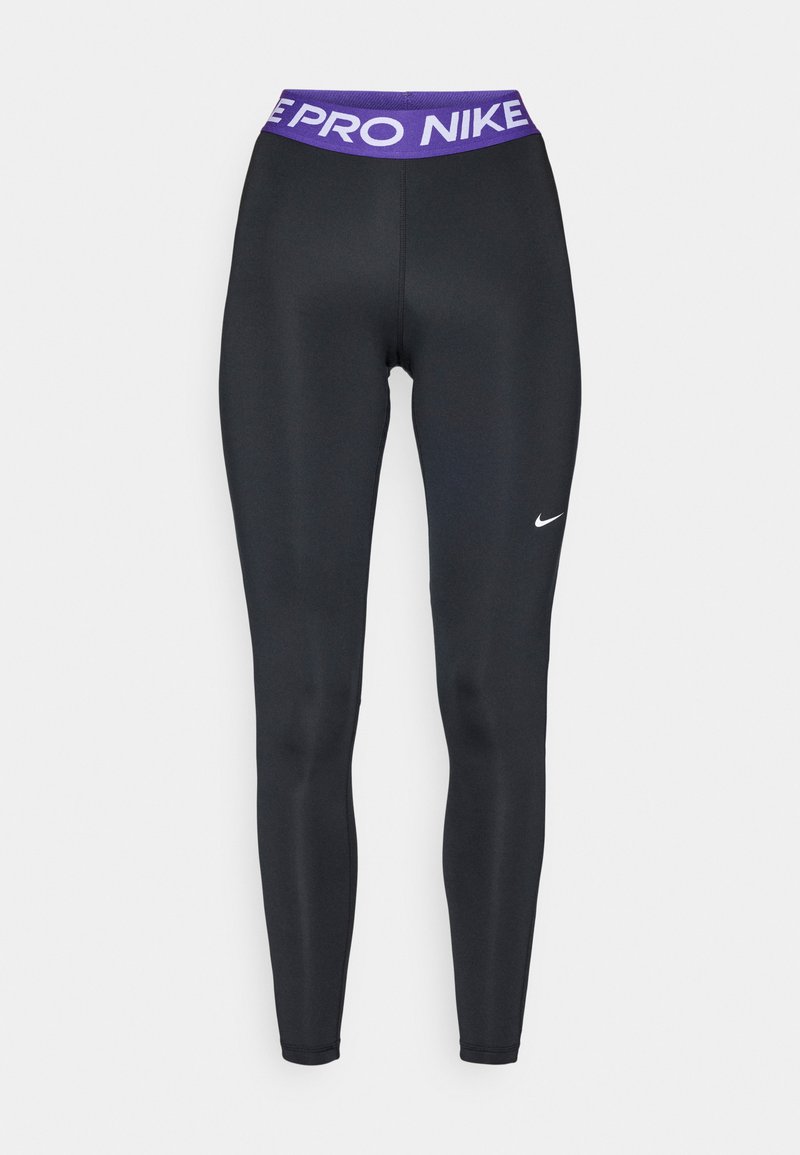 Leggings de sport noirs avec une texture lisse, dotés d'une taille violette portant l'inscription "NIKE PRO" et d'un petit logo Nike blanc sur un côté.