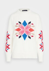 Weißer Strickpullover mit einem zentralen geometrischen Muster in Pink, Rot, Blau und Schwarz. Muster ziehen sich bis zu den Ärmeln, gerippte Bündchen.