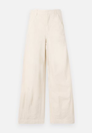 Široké nohavice z béžového bavlneného materiálu, s prednými vreckami a hladkou textúrou. Žiadne viditeľné ozdoby ani vzory.
