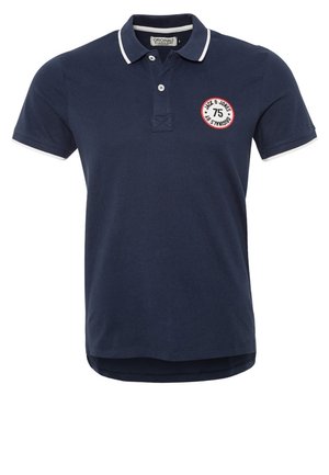 Granatowa koszulka polo z białym obszyciem na kołnierzu i rękawach, dwukilkową plisą i okrągłą naszywką z logo Jack & Jones na piersi.