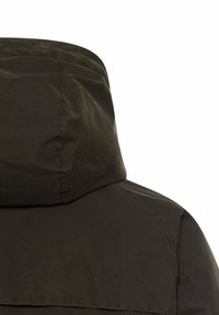 Schwarze wasserdichte Jacke mit Kapuze, ausgestattet mit versiegelten Nähten, einer glatten Textur und einem schlichten Design. Zeigt die Rücken- und Schulterdetails.