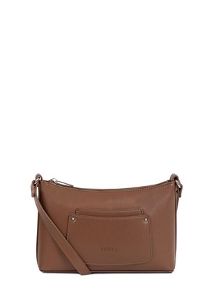 Sac bandoulière en cuir marron texturé avec une sangle réglable, une poche avant et une fermeture éclair argentée.