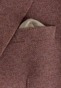 Blazer bordeaux avec un tissage texturé, présentant un mouchoir de poche beige clair glissé dans la poche poitrine.