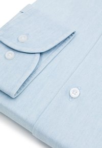 Jasnoniebieska koszula z długim rękawem o gładkiej fakturze, z wywijanym kołnierzykiem i białymi guzikami na mankietach oraz przy listwie guzikowej.