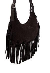 Brązowa torebka z zamszu z długimi frędzlami u podstawy, o zaokrąglonym kształcie oraz regulowanym skórzanym paskiem z metalowymi akcentami.