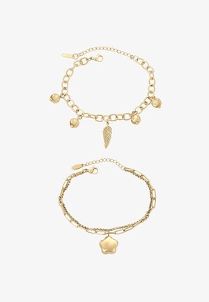 Goudkleurige armbanden met verschillende ontwerpen: één met bolvormige bedeltjes en een bladbedel, de andere met een stervormige bedel en een schakelkettinkje.