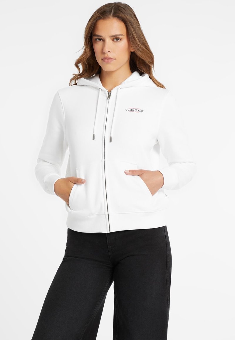 Balta zip-up džemperis su dviem priekinėmis kišenėmis. Su virvute reguliuojamu gobtuvu ir LOGO ant kairiojo krūtinės. Pagamintas iš minkštos medžiagos, su lygiu paviršiumi.
