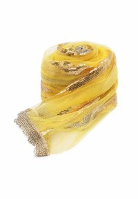 Sciarpa gialla trasparente con dettagli in paillettes lungo un bordo. Presenta una consistenza morbida e leggera, elegantemente arrotolata per la visualizzazione.