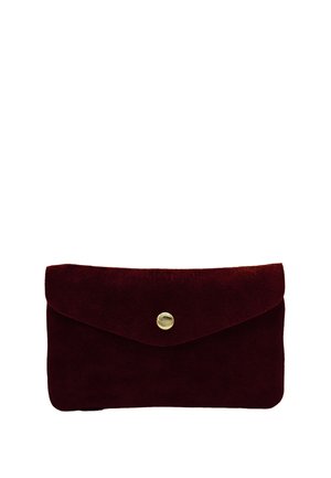 Pochette en cuir suédé rouge foncé avec une fermeture bouton circulaire doré au centre avant.