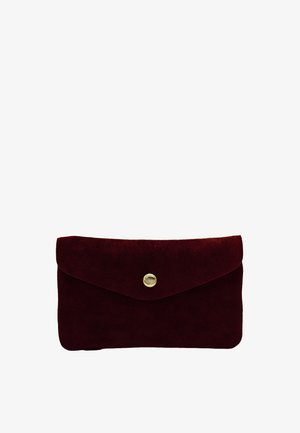 Pochette en cuir suédé rouge foncé avec une fermeture bouton circulaire doré au centre avant.