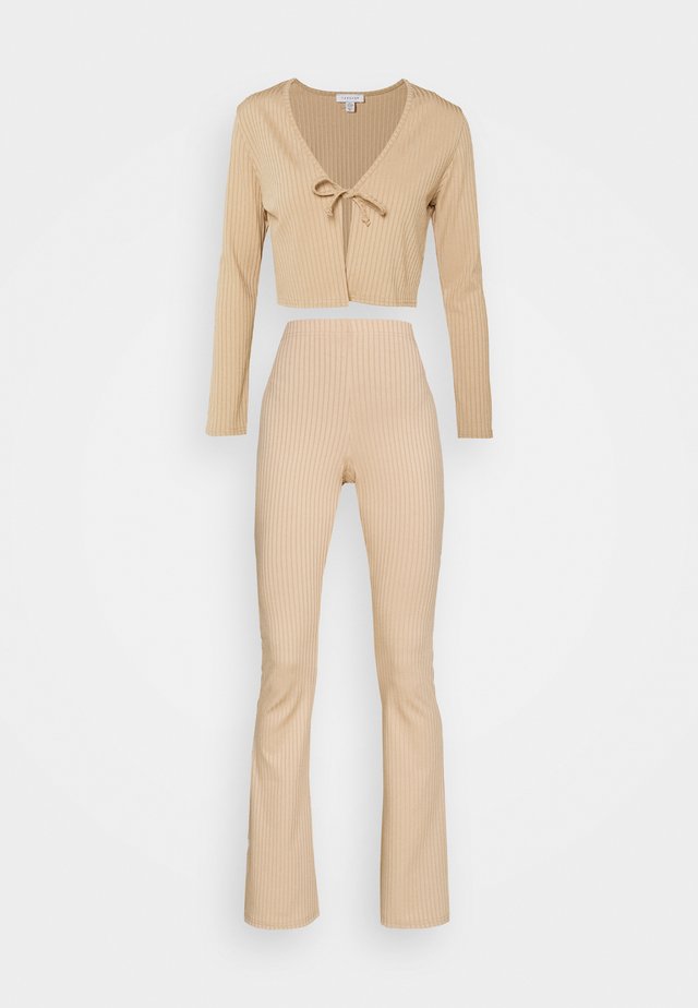 FLARE AND TIE FRONT SET - Strickjacke - sand