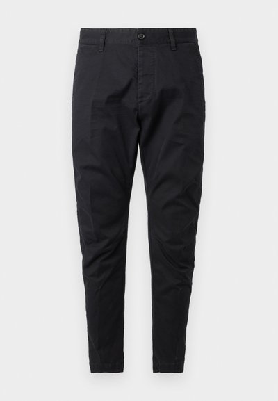 Svarta bomullsshorts med slim fit, med knappstängning och framfickor. Slät textur och tapered bendesign.