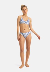 Blå og gul mønstret bikini med scoop-neck top og matchende lavtaljede bottoms, lavet af blød, strækbar stof.