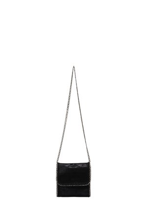 Sort læder crossbody taske med kædetræk, rektangulær form, glat tekstur og syet detaljering ved kanterne.
