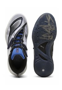 Chaussures de sport avec un dessus tissé blanc et noir, des accents bleus, une semelle en caoutchouc texturée et un motif de bande de roulement distinct.