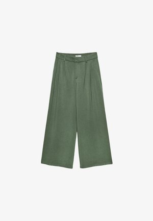 Olivo zelene široke hlače z zarezanim spodnjim delom, sprednjimi gubami, zankami za pas in stranskimi žepi, prikazane na belem ozadju.