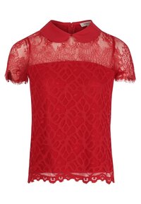Top rojo de manga corta con encaje superpuesto, que presenta un cuello clásico, dobladillo ondulado y un patrón intrincado en el material de encaje.