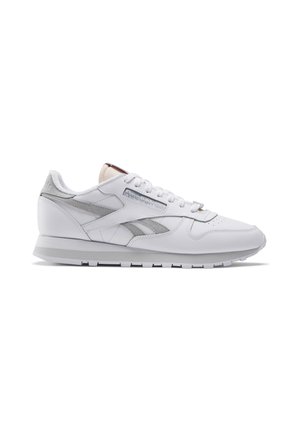 Zapatillas deportivas blancas con acentos grises, parte superior de cuero suave, superposiciones texturizadas, cierre de cordones y suela exterior de goma ligera.