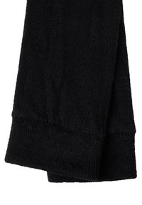 Černé pletené návleky na nohy s texturovaným povrchem a žebrovanými lemy, zobrazené ve složené poloze s jemnou, lehkou látkou.