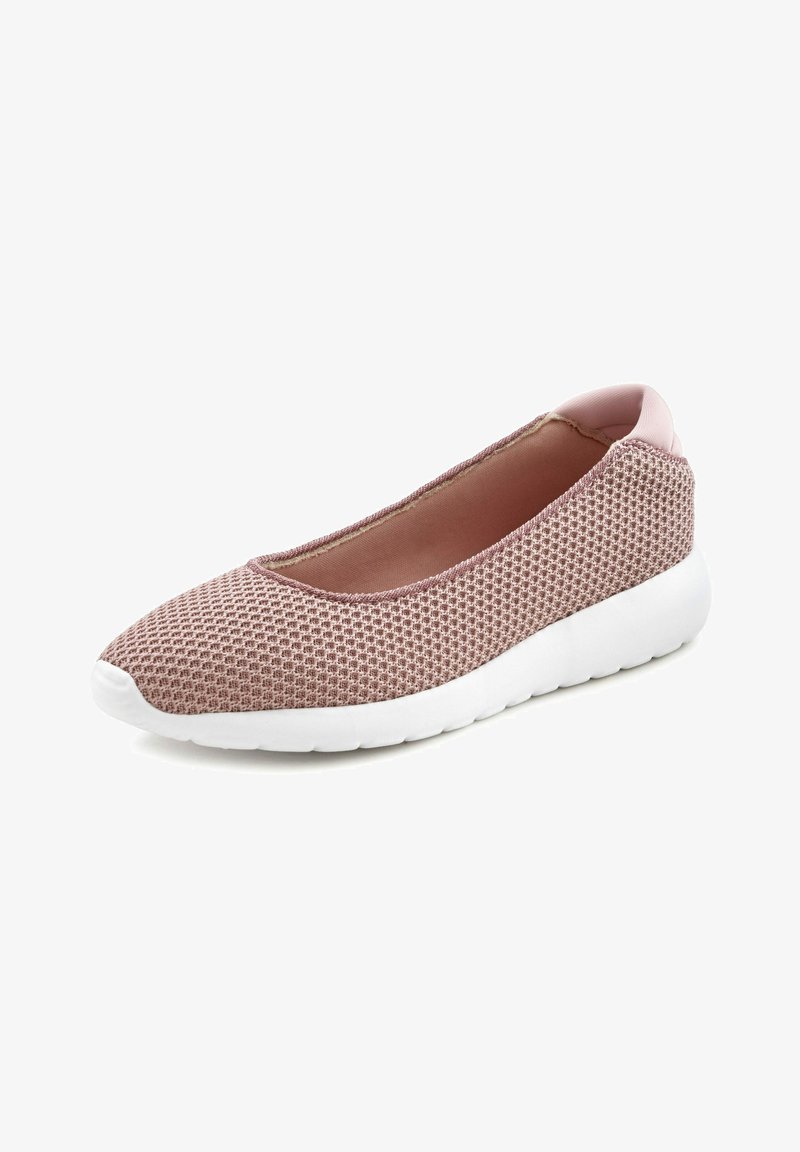 Zapato slip-on de malla rosa claro con punta redonda y suela de goma blanca. La parte superior texturizada presenta un patrón de rejilla para mejorar la transpirabilidad.