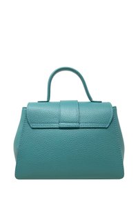 Tyrkysová kožená kabelka se strukturálním designem, krátkým uchem a klopovým zavíráním. Má texturovaný povrch a kontrastní švy.