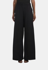 Pantaloni neri a gamba larga con vita elastica, realizzati in un tessuto morbido. Presentano una vestibilità morbida, offrendo comfort e libertà di movimento.