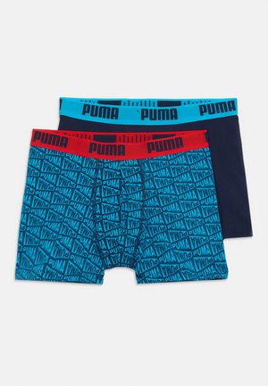 Két pár férfi boxeralsó, az egyik egyszínű sötétkék türkiz derékpánttal, a másik türkiz piros derékpánttal és ismétlődő "PUMA" logómintával.
