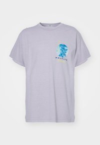 Ljuslila kortärmad t-shirt i mjukt material, med en blå grafik med vågmönster och gul text på framsidan.