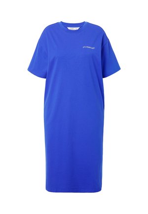 Vestido de algodón azul vibrante, de manga corta y hasta las rodillas, con un corte relajado y pequeño texto blanco en la parte delantera.