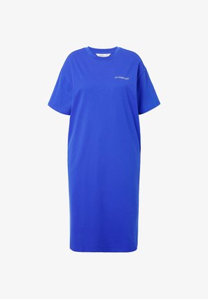 Sukienka na krótki rękaw do kolan w jaskrawym niebieskim kolorze, z luźnym krojem i małym białym napisem z przodu.