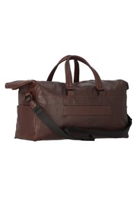 Sac de sport en cuir marron avec deux poignées supérieures, une bandoulière réglable et un grand compartiment principal. texture lisse et design minimaliste.