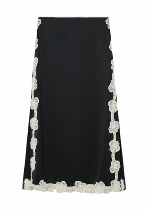 Schwarzer Rock mit glatter Textur, versehen mit cremefarbenen Blumen-Spitze-Akzenten an den Seiten und am Saum, die ein kontrastierendes Designelement schaffen.
