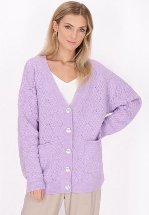 Lila gebreide cardigan met een ruitenpatroon, v-hals, vijf knopen en twee voorzakken. Zachte textuur en geribde manchetten en zoom.