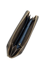 Czarny skórzany portfel ze złotym zamkiem błyskawicznym. Posiada wiele przegród i teksturowaną powierzchnię, a wewnątrz eksponuje niebieskie wykończenie.