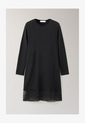 Rochie neagră cu mâneci lungi, cu decolteu rotund și dantelă la tiv, afișată pe un fundal neutru.