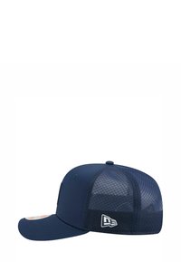 Blaues Baseballcap mit einer soliden Vorderseite und einem Netzrücken, ausgestattet mit einem gebogenen Schirm und einem Logo an der Seite. Das Material ist glatt mit einer strukturierten Rückseite.