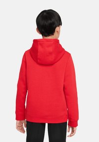 Felpa con cappuccio rosso realizzata in materiale felpato. Presenta una tasca a marsupio, polsini e orlo a coste. La vista posteriore mostra una texture liscia.