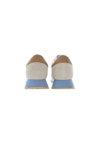 Sneakers bej din suede și piele căprie, cu toc albastru, având o talpă texturată și accente albe, concepute pentru confort și sprijin.