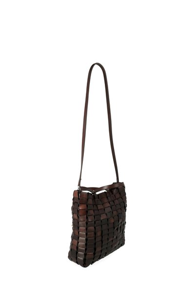 Borsa a spalla in pelle intrecciata marrone con forma rettangolare piatta, tracolla lunga e superficie testurizzata. Presenta strisce di pelle sovrapposte.