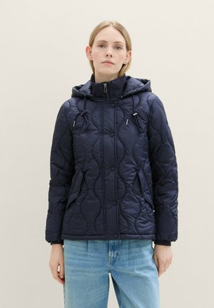 Gesteppten marineblauen Jacke mit Kapuze, einschließlich Raffung, Druckknopfverschluss und seitlichen Taschen. Hergestellt aus einem glatten, leichten synthetischen Material.