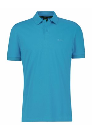 Jasnoniebieska koszulka polo z krótkim rękawem, kołnierzykiem i dwoma guzikami, z subtelnym logo "BOSS" na lewej piersi.