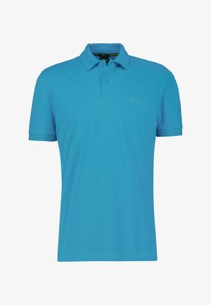 Polo à manches courtes bleu vif avec col et deux boutons, affichant un logo "BOSS" discret sur le côté gauche de la poitrine.