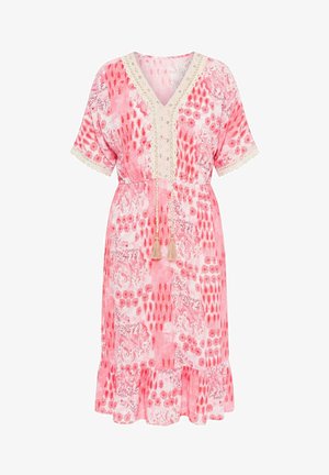Midi šaty s růžovo-bílým vzorem, výstřihem do V, krátkými rukávy, krajkovou ozdobou, šňůrkou s třásněmi v pase a volánkovým lemem.