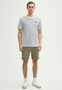 TOM TAILOR SLIM - Šortky - smokey olive green