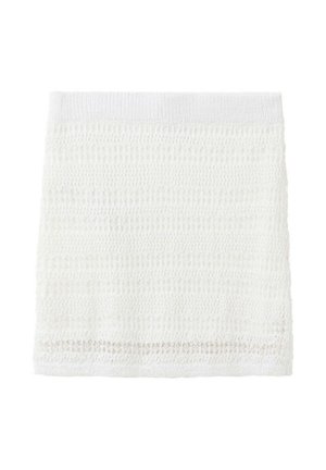 Tube extensible blanc tricoté avec bandes élastiques en haut et en bas, utilisé pour sécuriser ou couvrir des membres ou des objets.