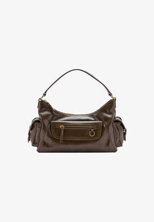 Bolso de mano de cuero marrón con un ligero brillo, un mango superior, un bolsillo con cremallera en la parte frontal y detalles en dorado. Bolsillos laterales para almacenamiento.