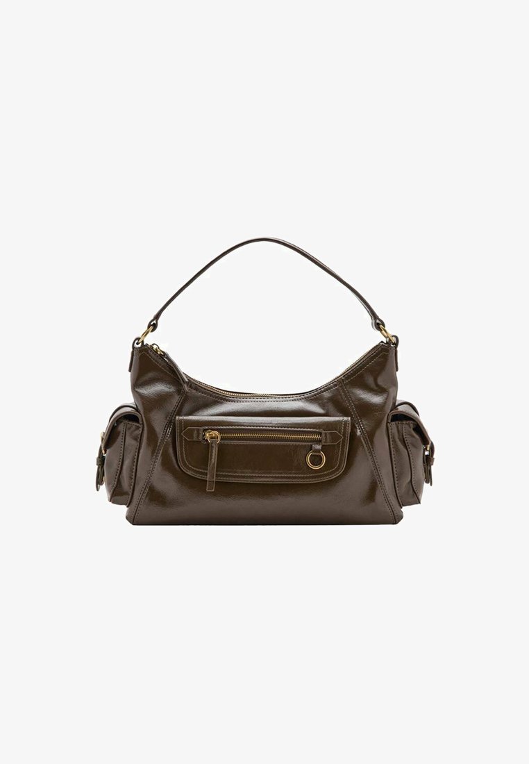 Hnedá kožená kabelka s miernym leskom, s hornou rukoväťou, prednou zipsovou vreckom a zlatými kovovými prvkami. Bočné vrecká na úložný priestor.