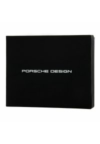 Scatola rettangolare nera con finitura opaca, caratterizzata dal testo "PORSCHE DESIGN" in argento, centrato nella parte frontale.