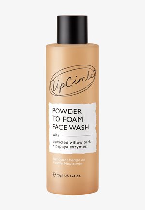 UpCircle Powder to Foam Face Wash Flasche mit schwarzem Deckel, hervorhebend recycelte Weidenrinde und Papaya-Enzyme, 55 g oder 1,94 oz.